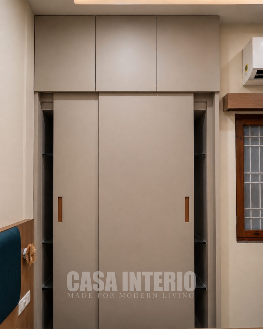 Sliding wardrobe in stone beige with open corner shelves